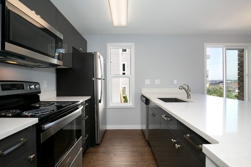 Spacious 1 Bed/ 1 Bath With Stunning Water & City Views – photo 1