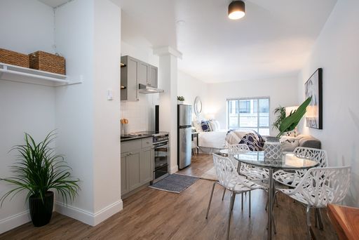 8 WEEKS FREE RENT! Spacious 3rd Floor STUDIO! – photo 1