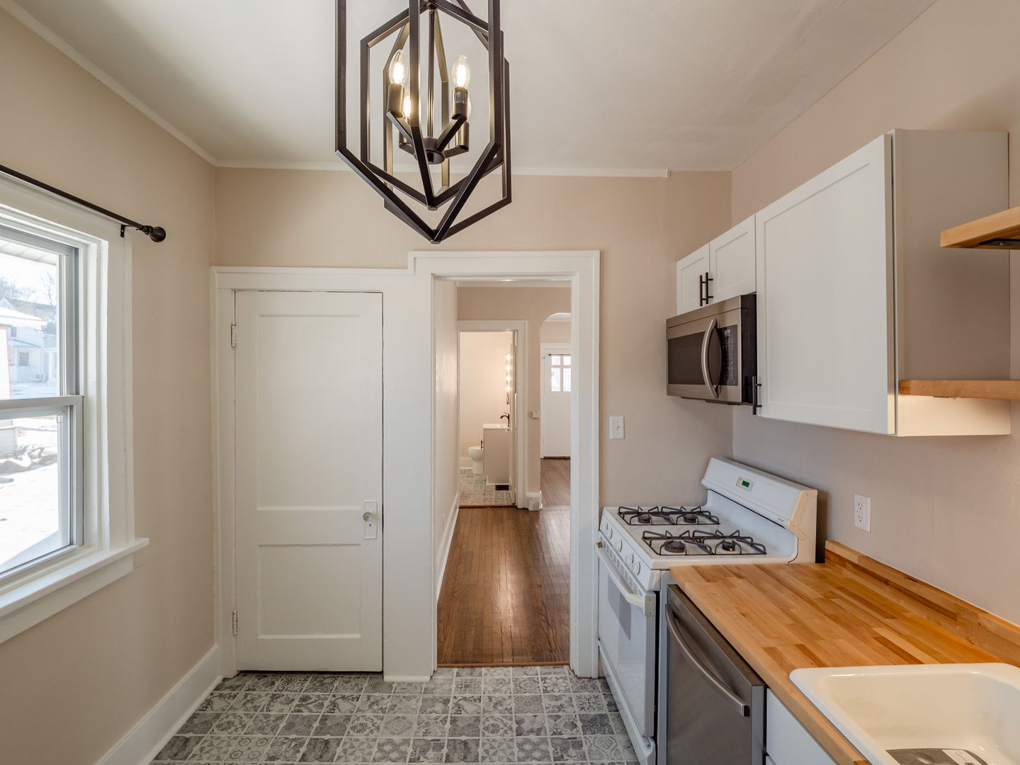 Cedar Rapids House: 1726 5th Ave SE