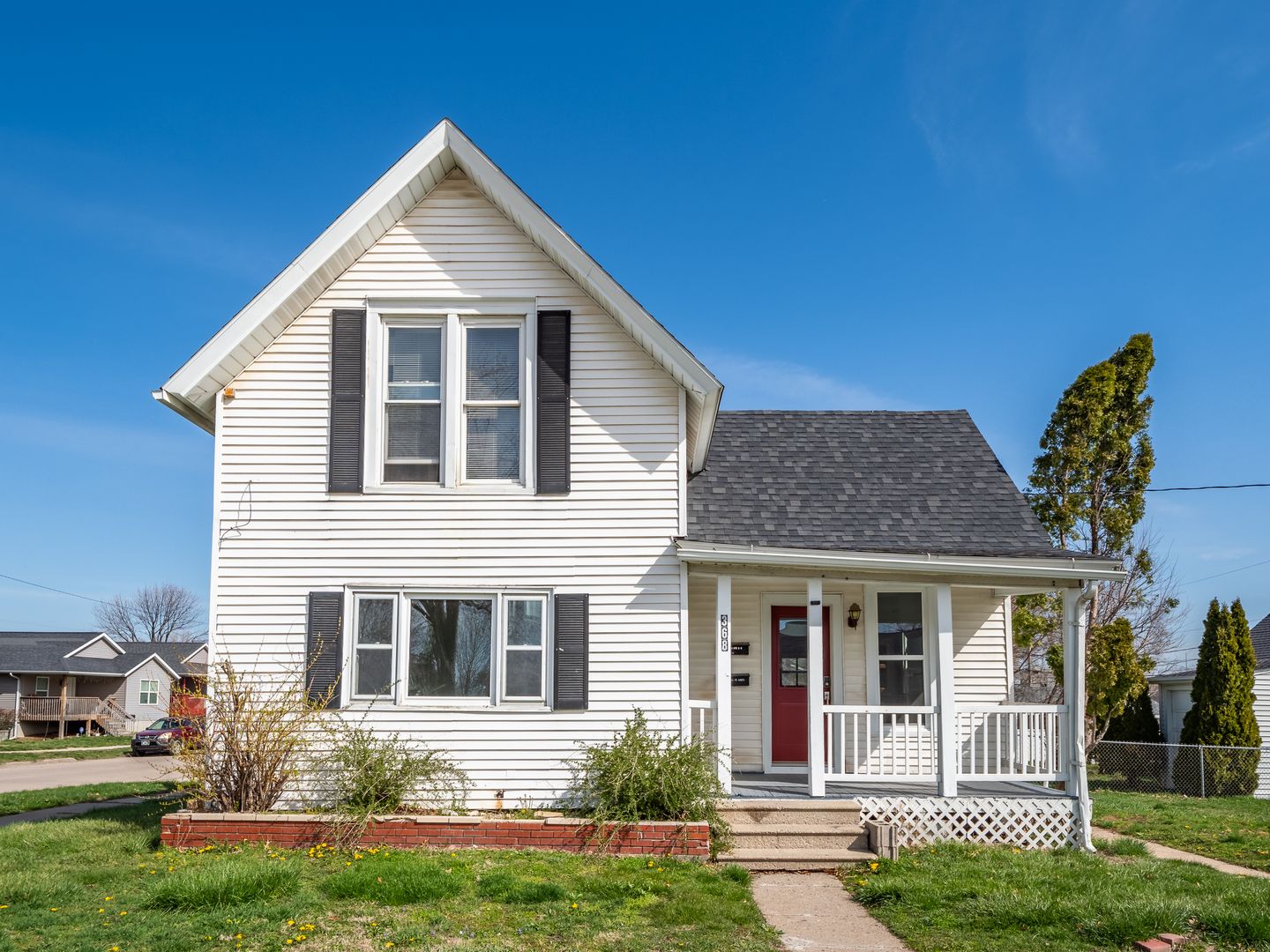 Cedar Rapids Apartment: 360 14th Ave SW