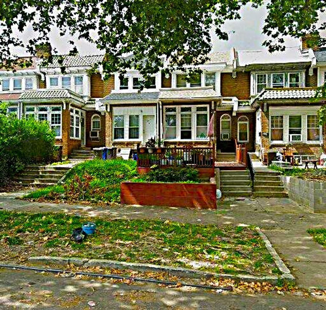 Philadelphia Apartment: 321 E Roosevelt Blvd