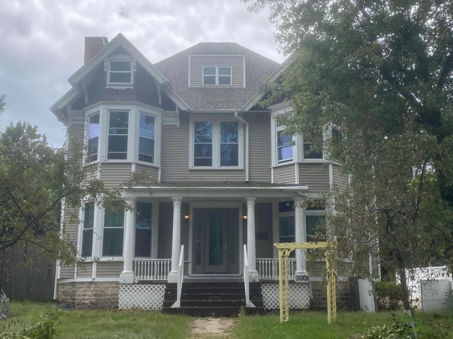 Stevens Point House: 2001 Main St