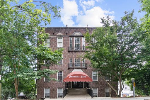 Charleston Court - 1 Bedroom / 1 Bathroom, Top Floor – photo 1