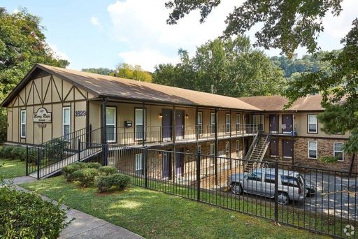 Merry Rowe - 2 Bedroom / 1 Bathroom, Ground Level – photo 1