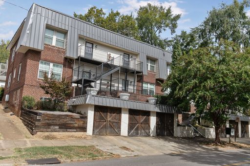 Southside Manor - 2 Bedroom / 1 Bathroom – photo 1