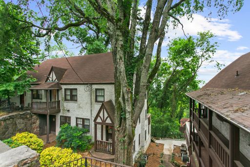 Manor Village - 1 Bedroom / 1 Bathroom – photo 1