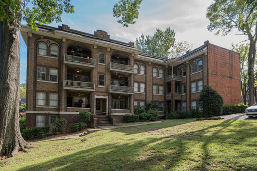 Montcalm - 1 Bedroom / 1 Bathroom with Balcony, Second Level, Corner – photo 1