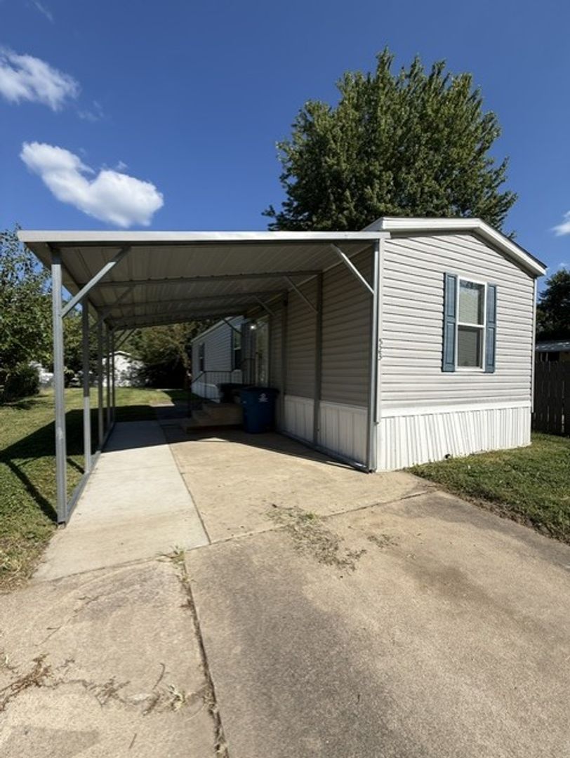 Troy House: 523 Lone Robin Street