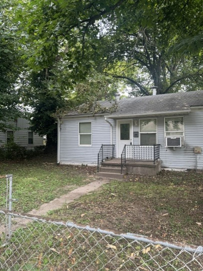 East Alton Apartment: 300-302 Cobb St