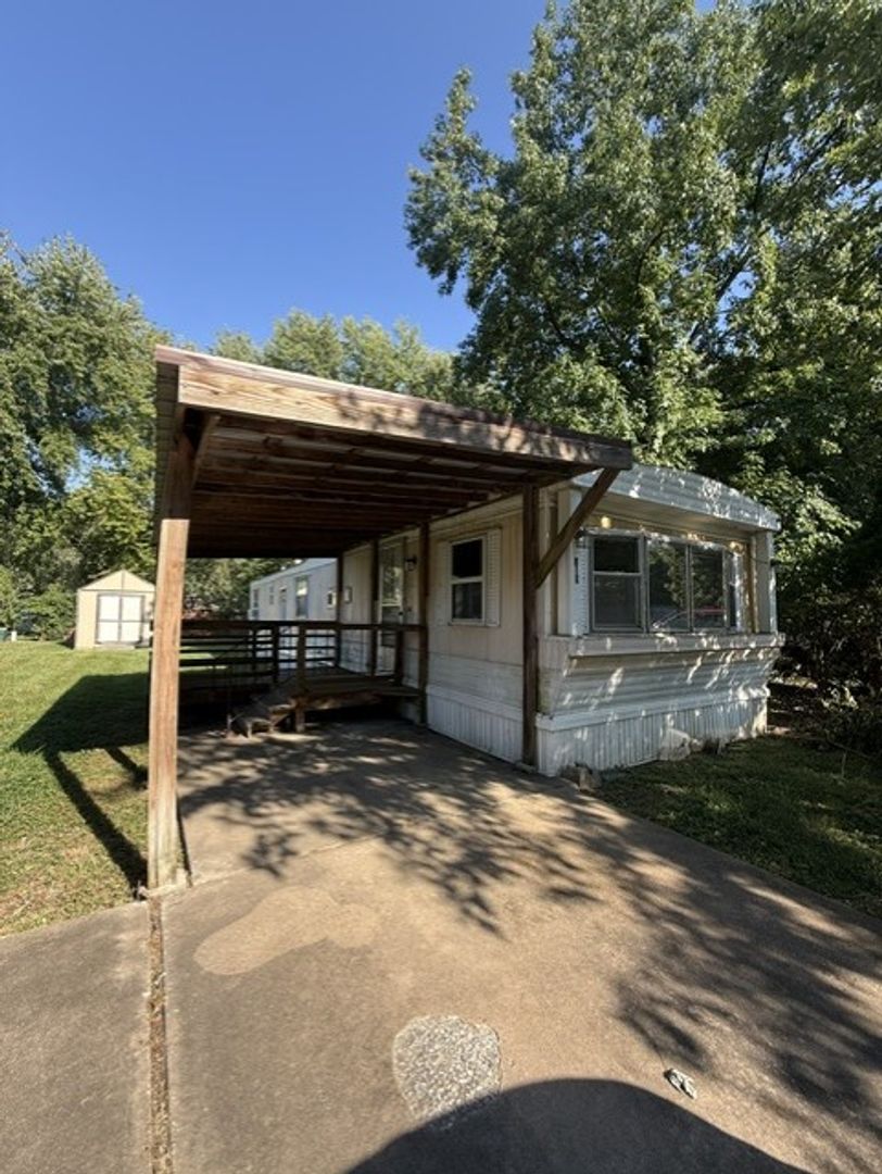 Troy House: 519 Lone Robin Street