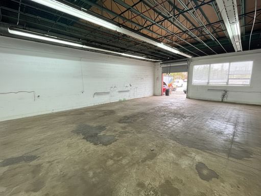 Turnkey Flex Space - Warehouse / Automotive Bay – photo 1