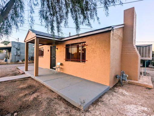 1Bed/1Bath w/ Enclosed yard, near the Veterans Affairs and Kino Complex! – photo 1