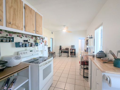 Spacious 4bed/2bath stunner w/ mountain views on the eastside, near DMAFB! – photo 1