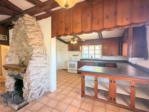 ****1/2 off 1st Month's Rent!****Pleasant 3Bed/1Bath + Office/Den, Jefferson Park Home with a Large Backyard! – photo 1
