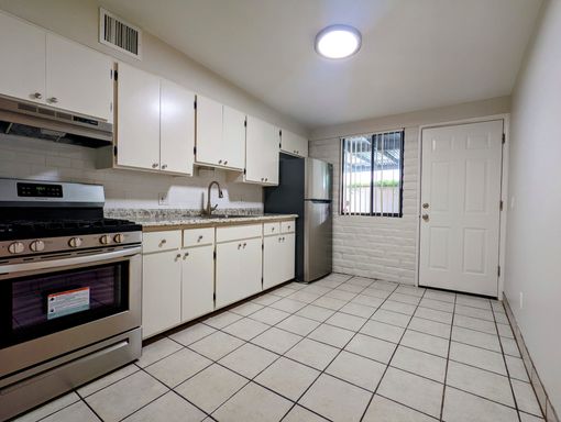 Beautifully renovated brick, 2bed/1bath condo at Limberlost, near the Tucson Mall! – photo 1