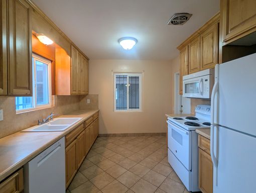 Pleasant 3bed/2bath home with desert landscaping and a front + back yard at Hedrick Acres! – photo 1