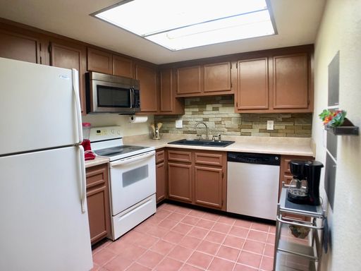 Deluxe 2bed/2bath, 2nd-floor condo in Oro Valley with vaulted ceilings! – photo 1