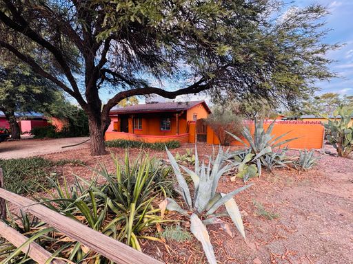 Midtown 1 bed/1 bath house with large, enclosed yard! Available Now!! – photo 1
