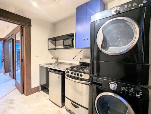 West University Area, modern Studio/1Bath, with a shared yard and parking! – photo 1