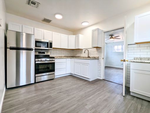 Renovated 3bed/1bath University Area, with a large backyard at Rincon Heights! – photo 1