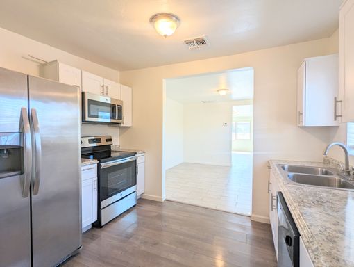 Beautifully remodeled 2bed/2bath, near U of A, PCC & Banner! – photo 1