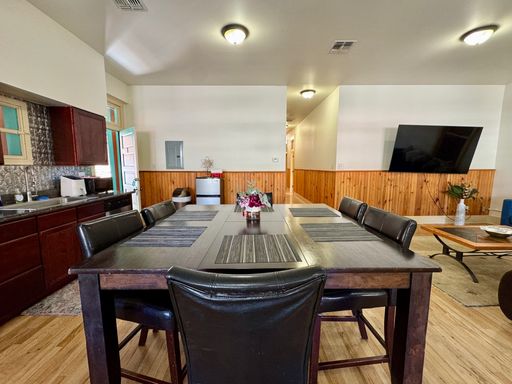 Beautifully furnished 2bed/2bath home + mountain views near downtown Bisbee!