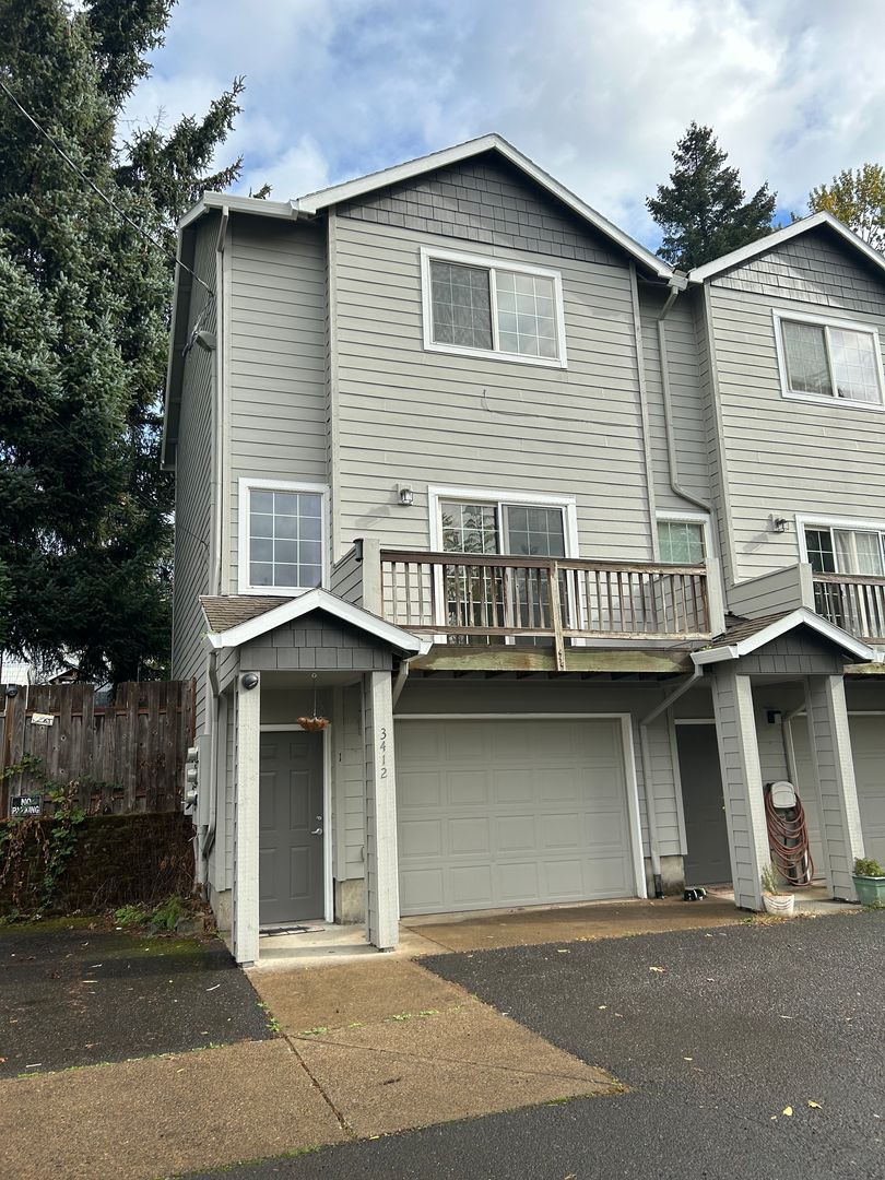 Milwaukie House: 3412 SE Vineyard #1