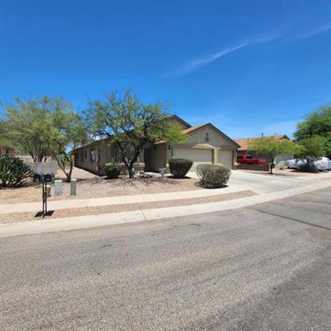 Tucson House: 1382 West Via Rio Blanco