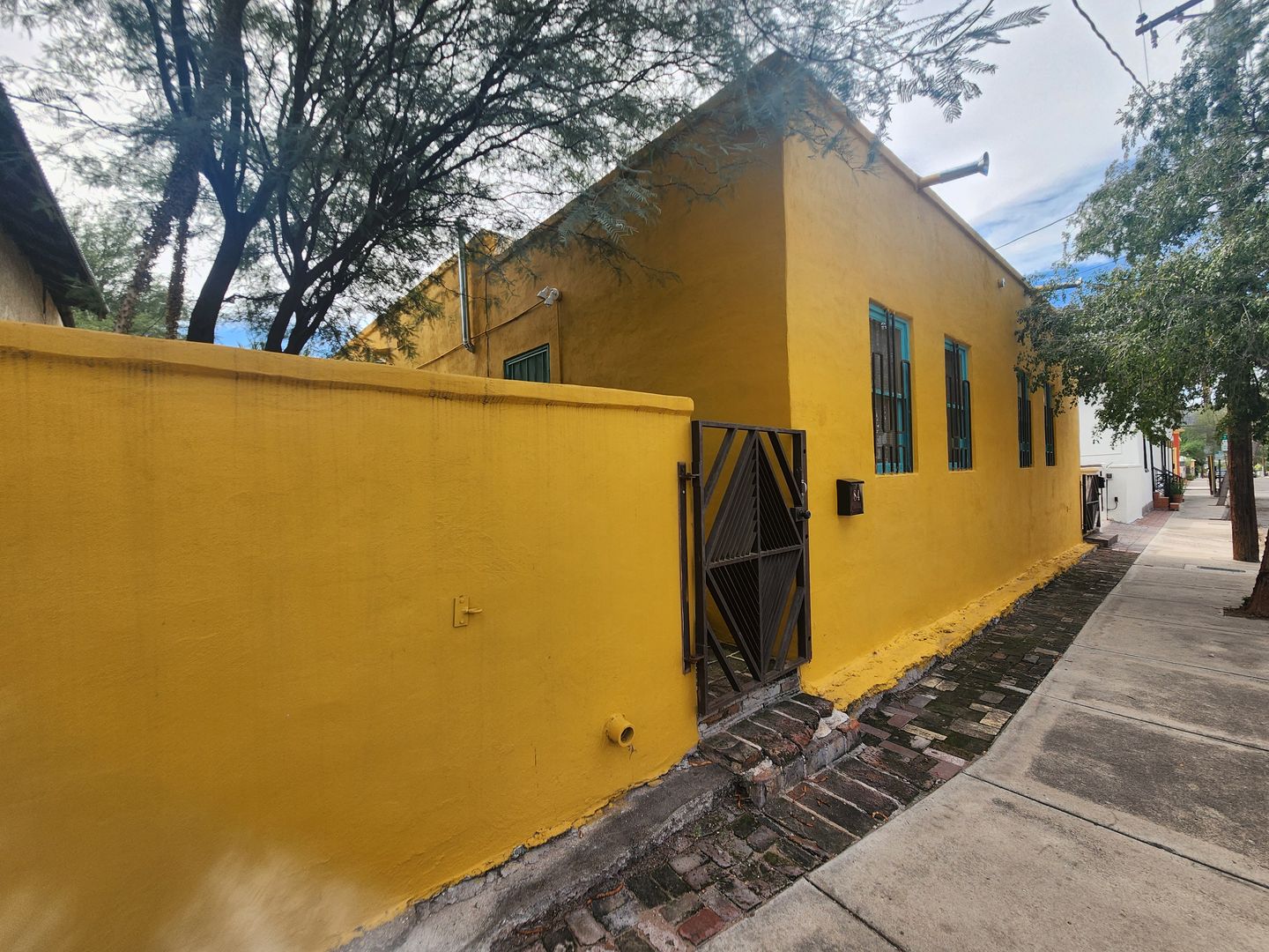 Tucson House: 84 W Simpson St