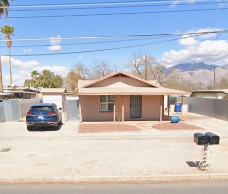 Cute 2 Bedroom Cottage. Minutes to UofA – photo 1