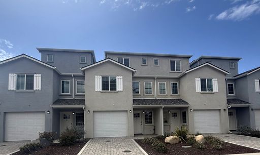 New 6 bedroom townhouse- low move in costs!! – photo 1