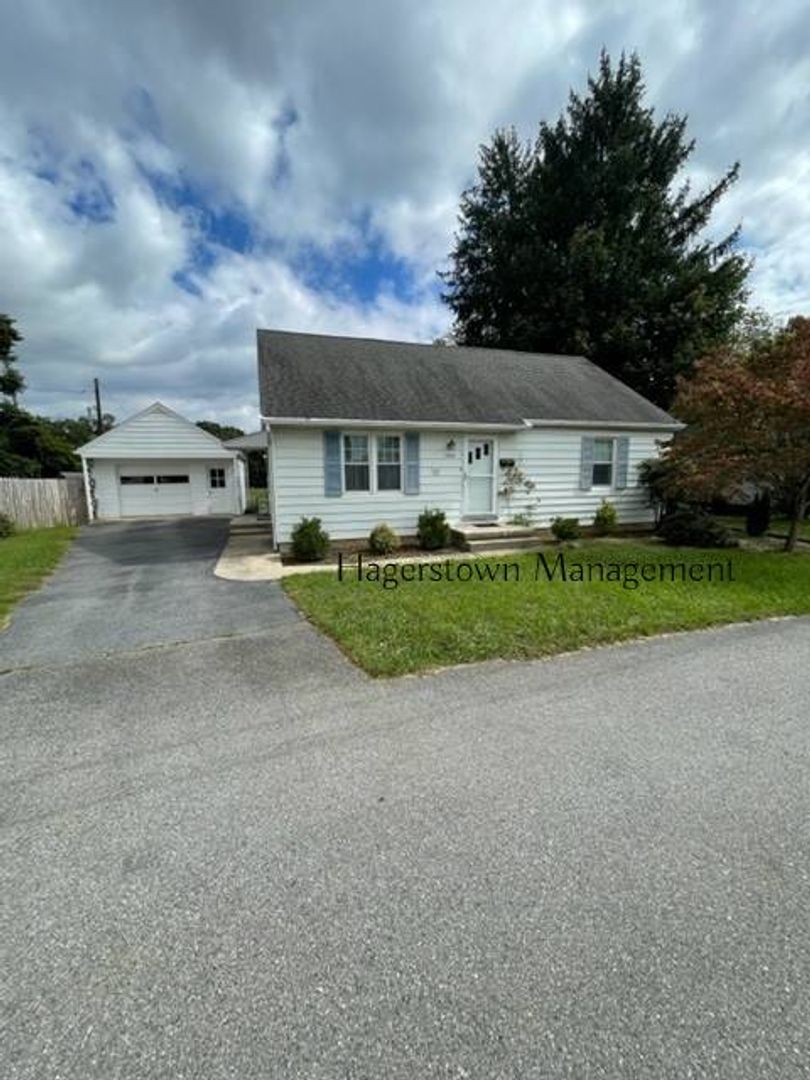 Hagestown House: 11021 Rosewood Dr