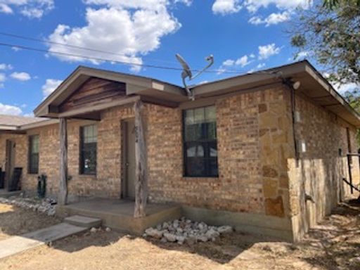 2/2 Duplex With Backyard and Washer Dryer Hookups – photo 1
