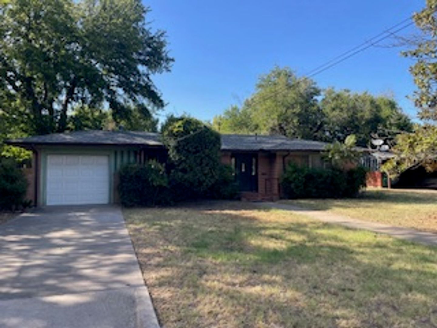 Stephenville House: 1025 W Sloan