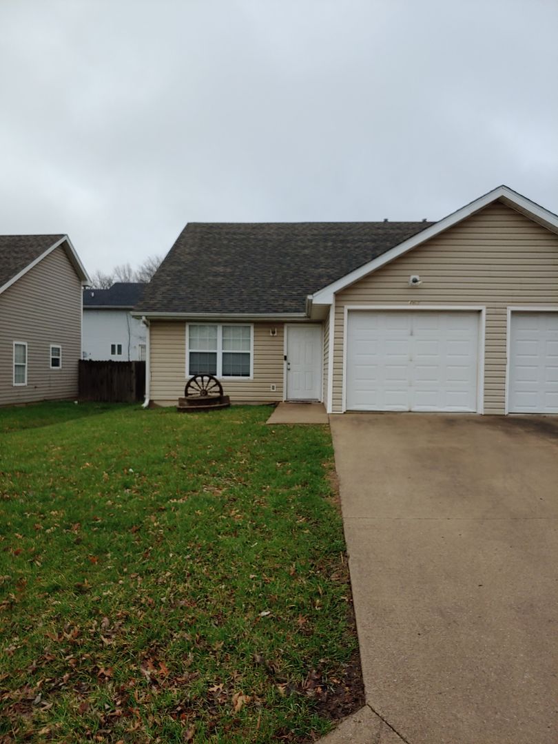 Columbia Apartment: 460 Chris Dr.