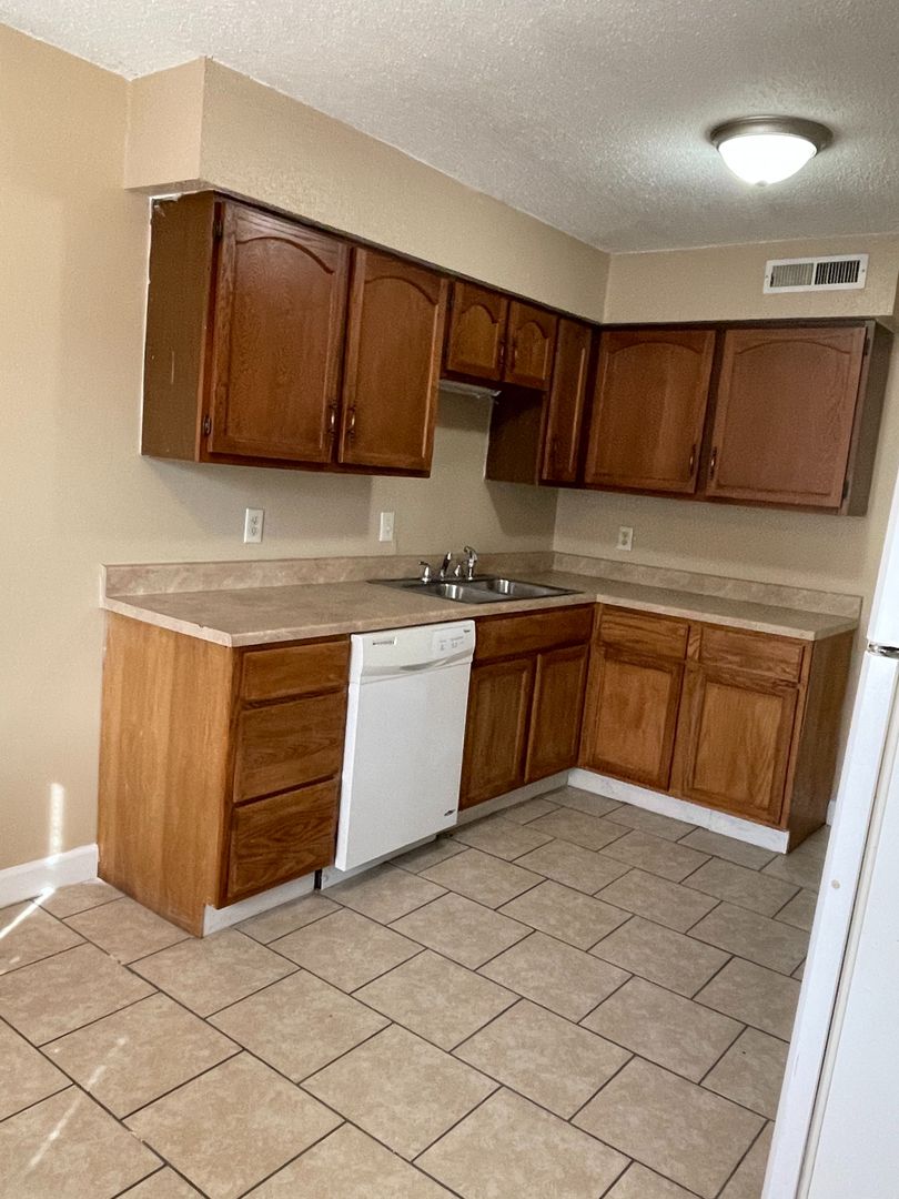 Columbia Apartment: 295 Chris Dr.