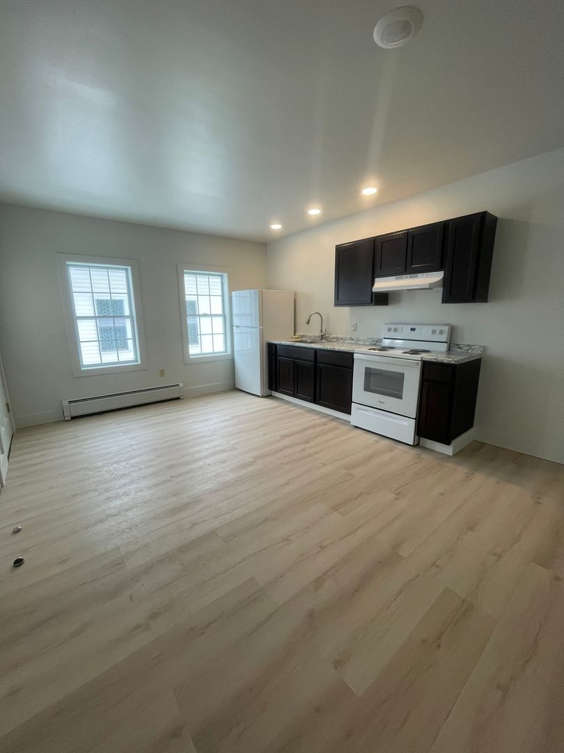 Bennington Apartment: 319 Pleasant St