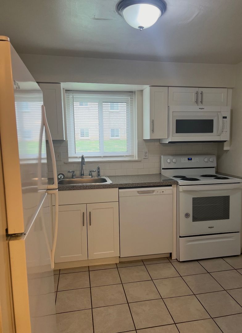 Aston Apartment: 700 Cherry Tree Road