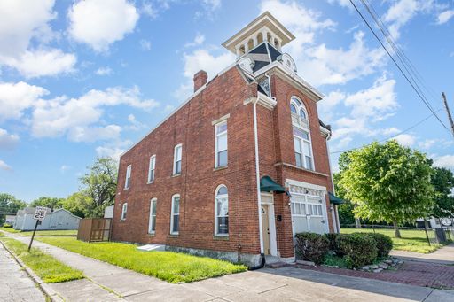 Funky Firehouse Renovated into Modern 2 BDR/1 Bath – photo 1