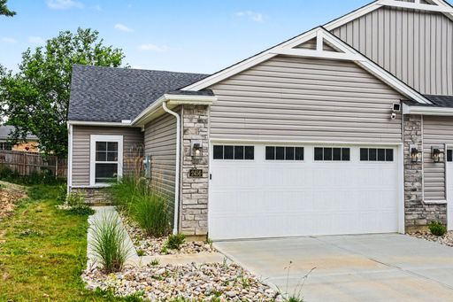 New Cozy 2BR Retreat w/ Garage & Full Kitchen – photo 1