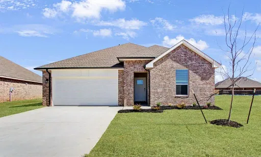 Beautiful 4-Bedroom Yukon Home with Study, 3 Full Baths & Fenced Backyard – photo 1