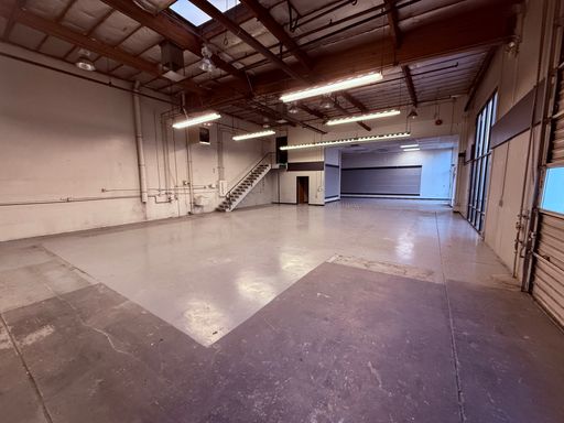 Retail / Flex Showroom with Freeway Visibility – photo 1