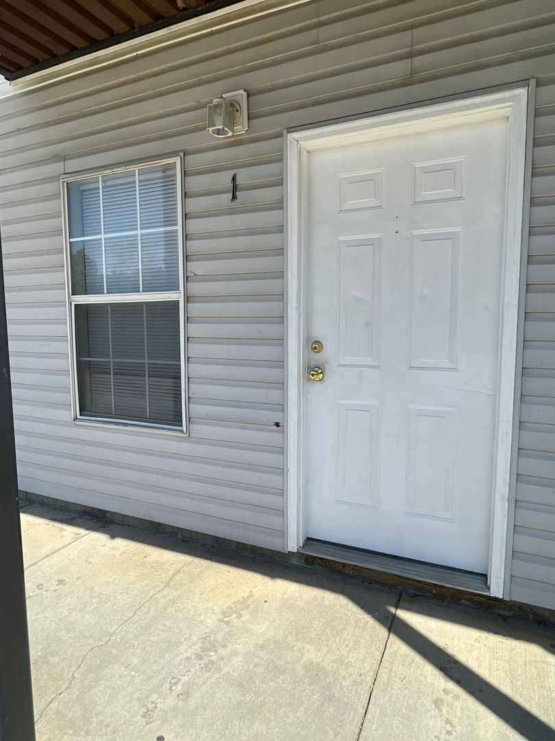 Jonesboro Apartment: 98 N Rogers St