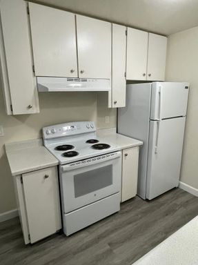 14 DAYS FREE RENT WITH IMMEDIATE OCCUPANCY! - Sebastopol Garden Apts.