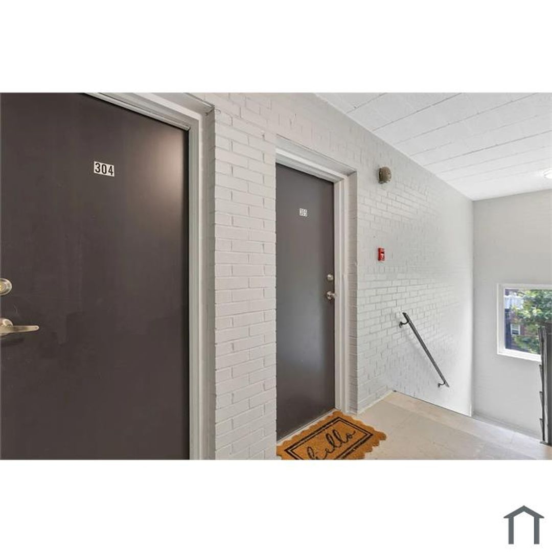 Washington Apartment: 1953 19th Place SE