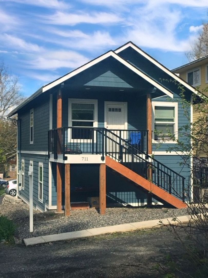 Bellingham House: 711 E Laurel St