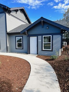 4 month SUBLET: Luxury Studio, 1 bath, in-unit laundry, 1 reserved parking space – photo 1