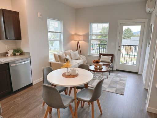 SUMMER SPECIAL: FREE RENT + APP FEES for newer 3 bdrm/1 bath unit – photo 1