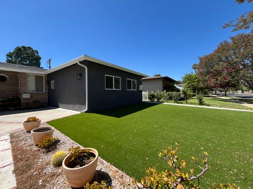 Studio City 1+1 w/all appliances + in-unit laundry!