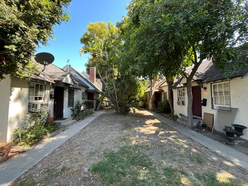 North Hollywood 1+1 w/on-site laundry + parking! – photo 1